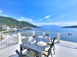 La Vela Deluxe，位于萨罗的酒店