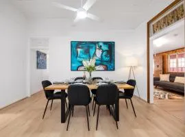 Just steps to South Bank! 5BR Queenslander Haven Awaits You!