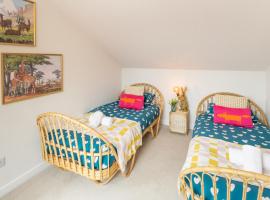 Family Friendly Sleeps 6 in Exmouth By The Sea，位于埃克斯茅斯的酒店