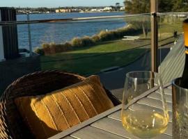 Village Bay Lake house family Lake House with Spa，位于Marks Point的酒店