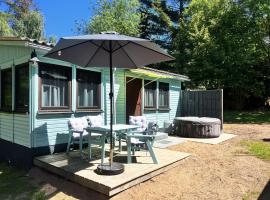 Ferienhäuser Insel Usedom Waldhaus 2 mit Whirlpool - Direkt am Achterwasser，位于Lütow的酒店