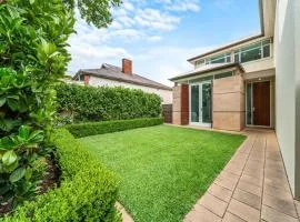 Stylish Home, Family - Walk to Pub,Cafes, 1KM CBD!