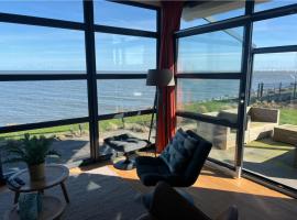 Strand Chalet am IJsselmeer，位于恩克赫伊曾的酒店