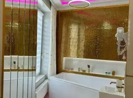 Apartament "Gold Luxury Dubai" Centrum z dużą wanną dla Dwojga