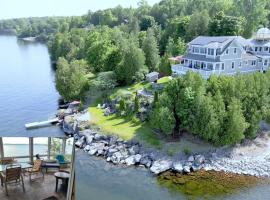 Loza house adirondack screened-in porch unit lake front，位于普拉茨堡的海滩短租房