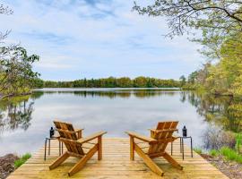 Lakefront Long Pond Home with Wraparound Deck!，位于Long Pond的度假屋