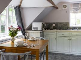 The Coach House Beautiful Georgian Apartment Wifi and Parking near Bath，位于博克斯的公寓