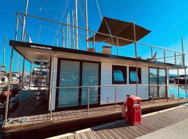 ALMALO Floating House - Casa Galleggiante，位于普罗奇达的海滩短租房