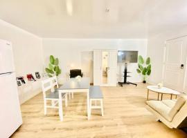 Studio Modern Black and White，位于罗斯米德的酒店
