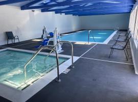 冲浪城套房汽车旅馆，位于圣克鲁兹的带按摩浴缸的酒店