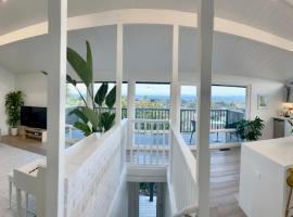New Listing -Luxury House on the Riviera , Modern Design, and Panoramic Ocean -30 day Minimum，位于圣巴巴拉的低价酒店