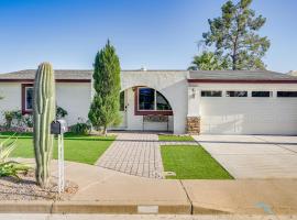 Mesa Home with Community Pools Pets Welcome!，位于梅萨的度假屋