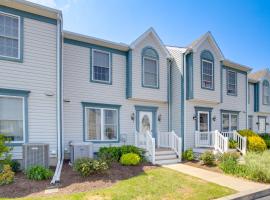 Bright Townhome with Pool Access Near Bethany Beach，位于Frankford的度假屋