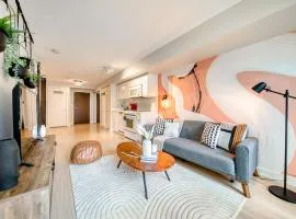 Stylish Downtown Toronto Suite with Free Parking