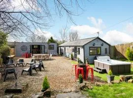 The Pine Cabins including Games Room, Camp fire & Hot tub