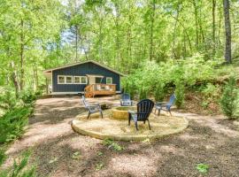 Mountain Escape with Gas Grill Near Lake Burton!，位于Batesville的酒店