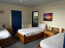 Coastguard Lodge Hostel at Tigh TP，位于丁格尔的酒店