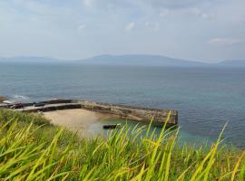 Clew Bay House with breathtaking ocean views Sat to Sat ONLY，位于路易斯堡的酒店