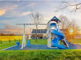 Backyard Getaway•Amish Farmland•Hot tub•Fire pit，位于手中鸟的酒店