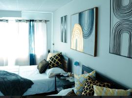 Stylish Cozy Quiet Family Retreat and Romantic getaway Sleeps up to 7 with Fast Wifi, Free Parking, Work station, Alexa enabled, Fenced in Backyard for Pets Grill Party Patio, Porch, Beach, Canal, stadium,Boardwalk Restaurants, and much more!，位于大西洋城的酒店