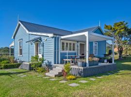 The Blue Villa - Waipu Holiday Home，位于怀普的度假屋