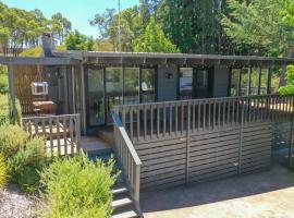 Honey Bee Lodge at Goughs Bay，位于Goughs Bay的带停车场的酒店