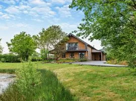 Mid-Wales Lakeside Hot Tub Hideaway