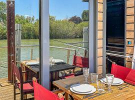Bord du Canal du Rhône à Sète sur "César"，位于沃韦尔的船屋