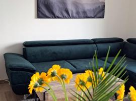 Lovely furnished 1 bedroom flat with balcony in Ostrava，位于Hrabŭvka的酒店