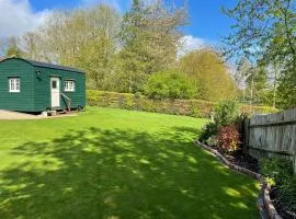 Beautiful Shepherd's Hut - Lois Weedon