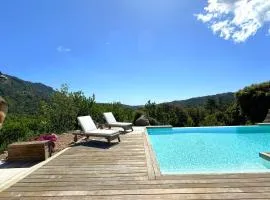 Villa de caractère en pierre avec piscine et vue mer et montagne