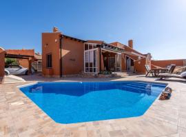 Villa with pool and roof terrace near Murcia，位于福尔图纳的酒店