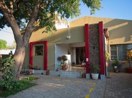 Punkinheads Guesthouse，位于卡萨内的带停车场的酒店