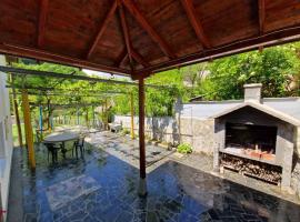 "BIJELA" Apartments with AC, outdoor fireplace and terrace，位于Glogošnica的酒店