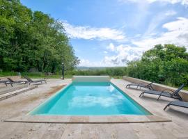 Gite Deodatus avec piscine，位于Cladech的酒店