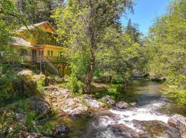 On-Site River Access Quiet Home in Wilseyville!，位于Wilseyville的酒店