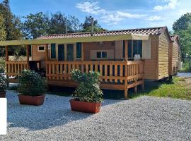 Comfortable campsite-chalet G8 Tuscany near sea，位于维亚雷焦的木屋