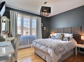 Lovely cottage with heated swimming pool，位于魁北克市的酒店
