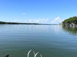 Lakefront Home at Moss Lake，位于萨克维尔的酒店