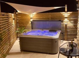 Tranquil retreat with hot tub，位于Stoke Bruerne的度假屋