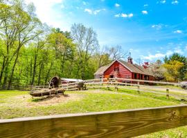 Killingly Barnyard Studio in Wine Country!，位于Pineville的酒店