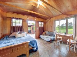 Dog-Friendly Cabin Near Pymatuning Lake!，位于Williamsfield的酒店
