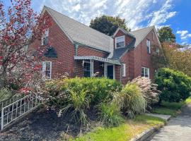 Spacious home in downtown White Sulphur Springs，位于白硫磺泉镇的酒店