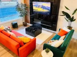M21 Luxurious, Downtown River Valley Home, Centrally located, Close to everything