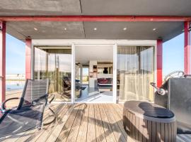 Cozy Floating house with sauna，位于塔林的酒店