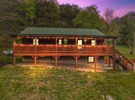 Family Escape in Hocking Hills 3BR, Hot Tub, Xbox, Game room-XBOX, Firepit，位于洛根的别墅