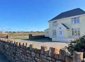 Beach House in Anglesey，位于特雷杜尔的酒店