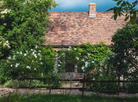 Le Logis 46° / 4° Petit Cottage dans les vignes，位于Saint-Sernin-du-Plain的酒店