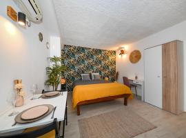 The Lazy Monkey Hostel & Apartments，位于扎达尔的酒店