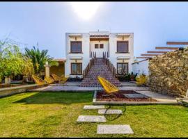Villa Isabela 10 Sleeps - Pool - Huge garden，位于Cuyutlán的酒店